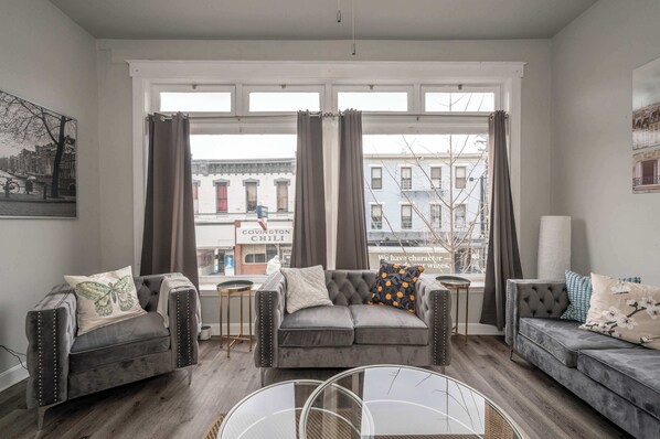 公寓式客房, 2 张大床, 厨房 | 起居区 | 电视