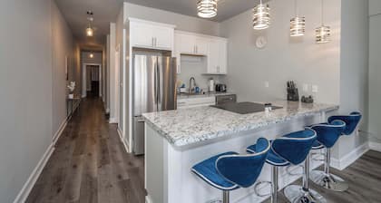 Downtown Covington 2BR Deck Near Weddings