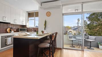 Frigorifero, microonde, forno, piano cottura