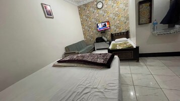 Deluxe Double Room | Soundproofing, iron/ironing board, free WiFi