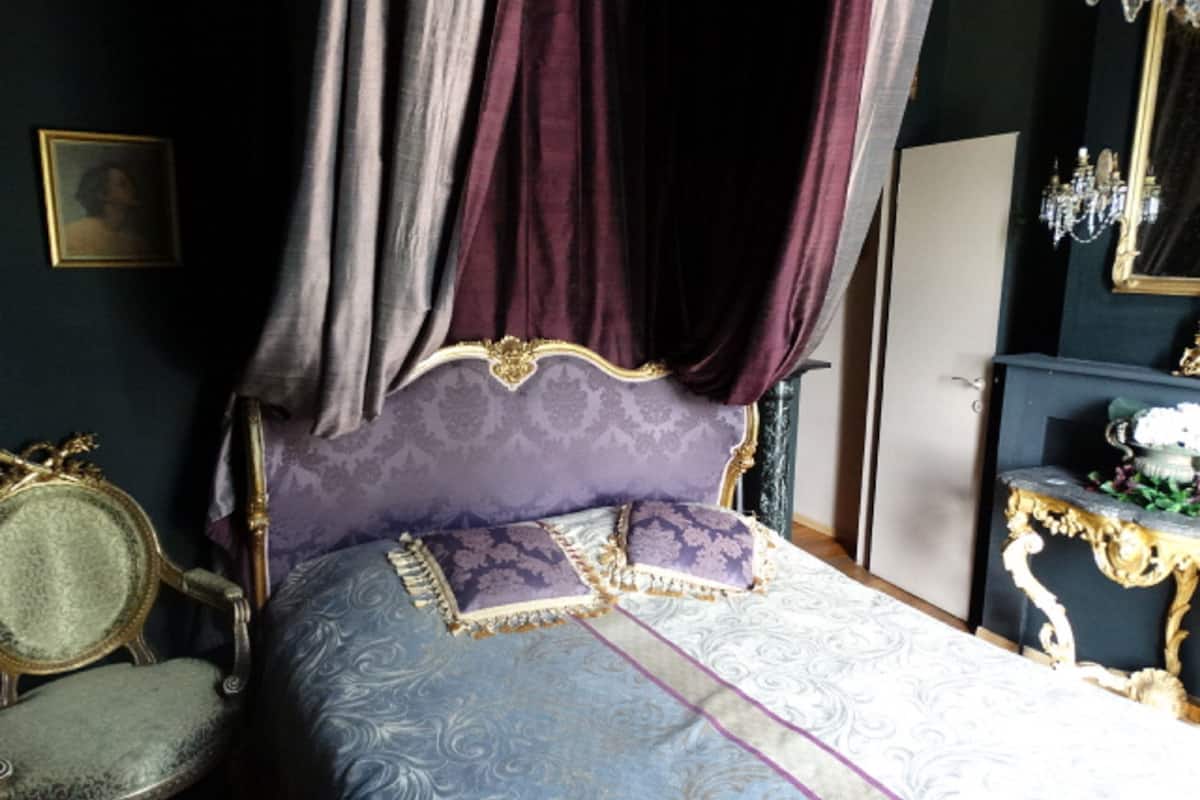 Romantic Quadruple Room, Ensuite, Garden View (2 Chambres Autriche Trian) | 1 bedroom, iron/ironing board, cribs/infant beds, free WiFi