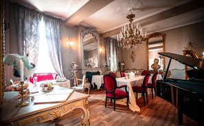 Daily continental breakfast (EUR 22 per person)