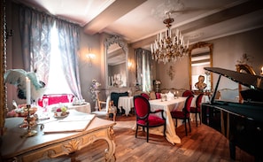 Daily continental breakfast (EUR 22 per person)