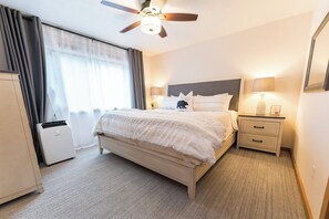 5 habitaciones, escritorio y tabla de planchar con plancha 