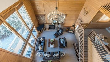 TV connectée, cheminée, lecteur de DVD, table de tennis de table