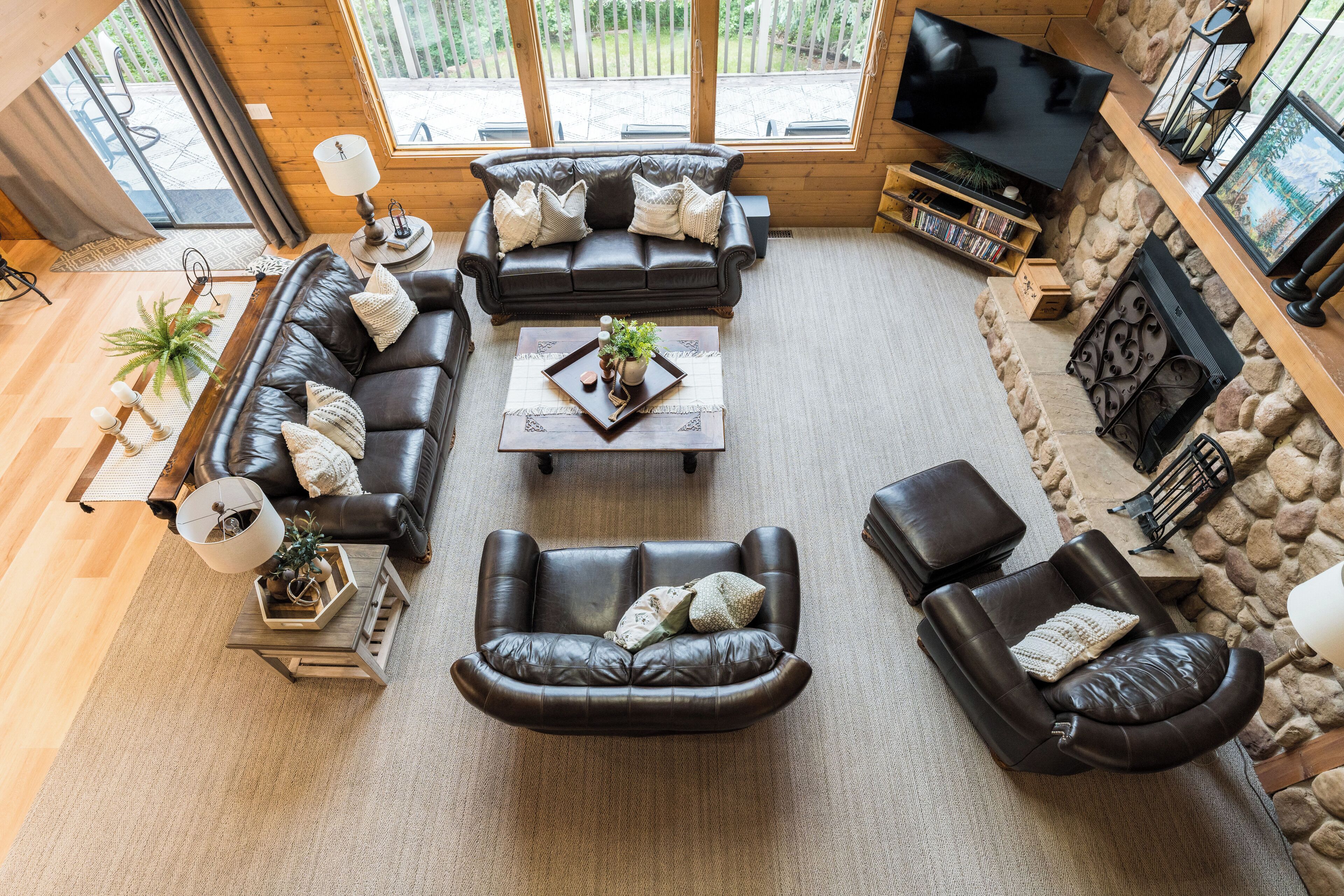 Smart TV, fireplace, DVD player, table tennis