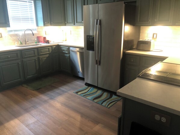 Kühlschrank, Mikrowelle, Ofen, Herdplatte