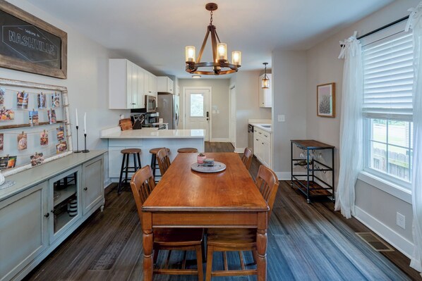 House, Multiple Beds, Balcony, Garden View | Dining - The Highlander Cottage (Nashville)