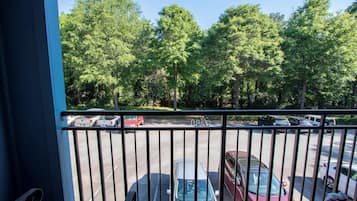 Condo, 2 camas Queen size, balcón, vista al jardín (Low Country Dawg House) | Áreas de la propiedad