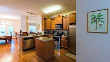 Condo, 2 giường cỡ queen, ban công, quang cảnh vườn (Low Country Dawg House) | Bếp riêng | Tủ lạnh, lò vi sóng, lò nướng, bếp nấu