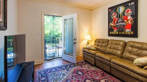 Leilighet, 2 queensize-senger, balkong, hageutsikt (Low Country Dawg House) | Oppholdsområde | En 42-tommers Flatskjerm-TV med digitale kanaler