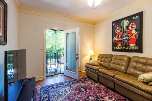 Condo, 2 camas Queen, sacada, vista para o jardim (Low Country Dawg House) | Área de estar | TV de tela plana 42 polegadas com canais digitais