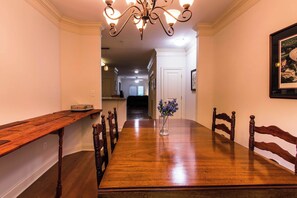 Condo, 2 camas Queen, sacada, vista para o jardim (Low Country Dawg House) | Opções para refeição