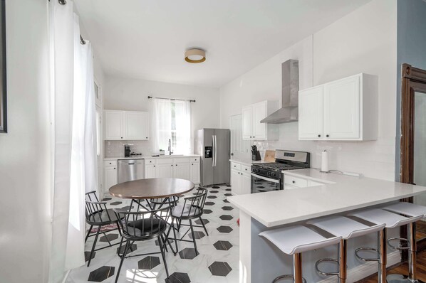 Apartamento, varias camas, cocina, vistas al jardín | Cocina privada | Frigorífico, microondas, horno y placa de cocina