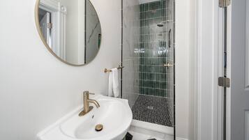 Appart'hôtel, plusieurs lits, cuisine, vue jardin | Salle de bain | Serviettes fournies, papier toilette