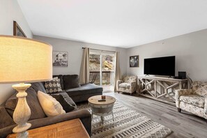 Condo, varias camas, patio, vista al jardín (The Moab and Country Farmhouse Duo) | Área de sala de estar | Televisión de pantalla plana de 42 pulgadas con canales digitales 