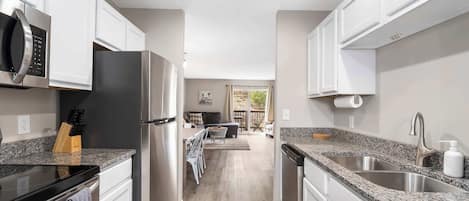 Condo, várias camas, varanda, vista para o jardim (The Moab and Country Farmhouse Duo) | Cozinha privada | Cafeteira/chaleira