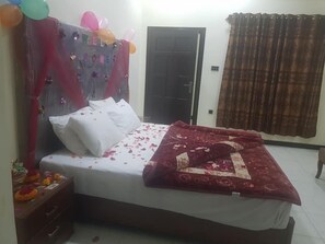 Deluxe Double Room | Soundproofing, iron/ironing board, free WiFi - Riveria The Edge Hotel (Balakot)