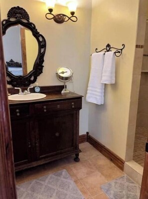 Douche, sèche-cheveux, serviettes fournies, savon