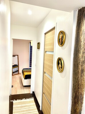 Interior - Montmartre Flat With Eiffel Tower View (Paris)