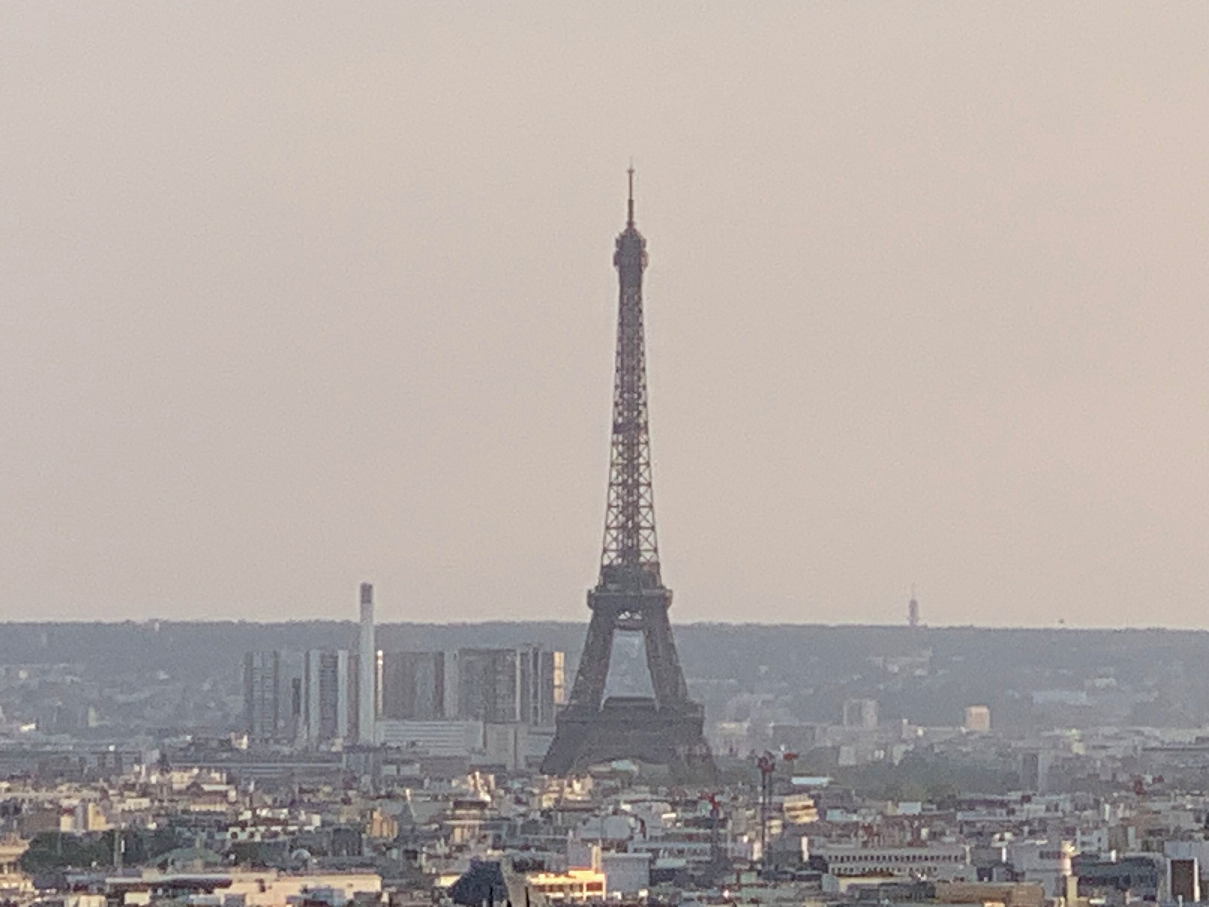 Een uitzicht op de Eiffeltoren in Parijs, met de omliggende stadsgezicht.