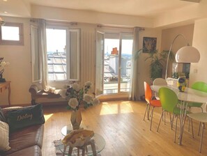 TV - Montmartre Flat With Eiffel Tower View (Paris)
