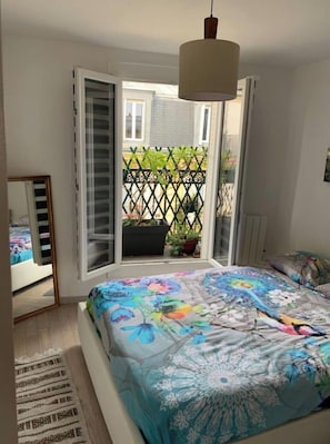1 bedroom, iron/ironing board, free WiFi, bed sheets - Montmartre Flat With Eiffel Tower View (Paris)