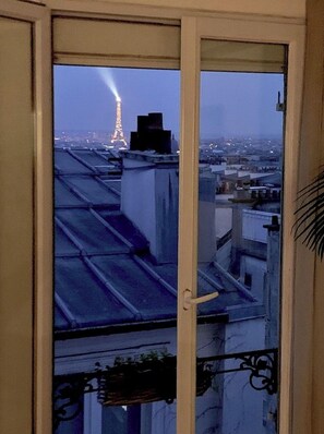 Interior - Montmartre Flat With Eiffel Tower View (Paris)