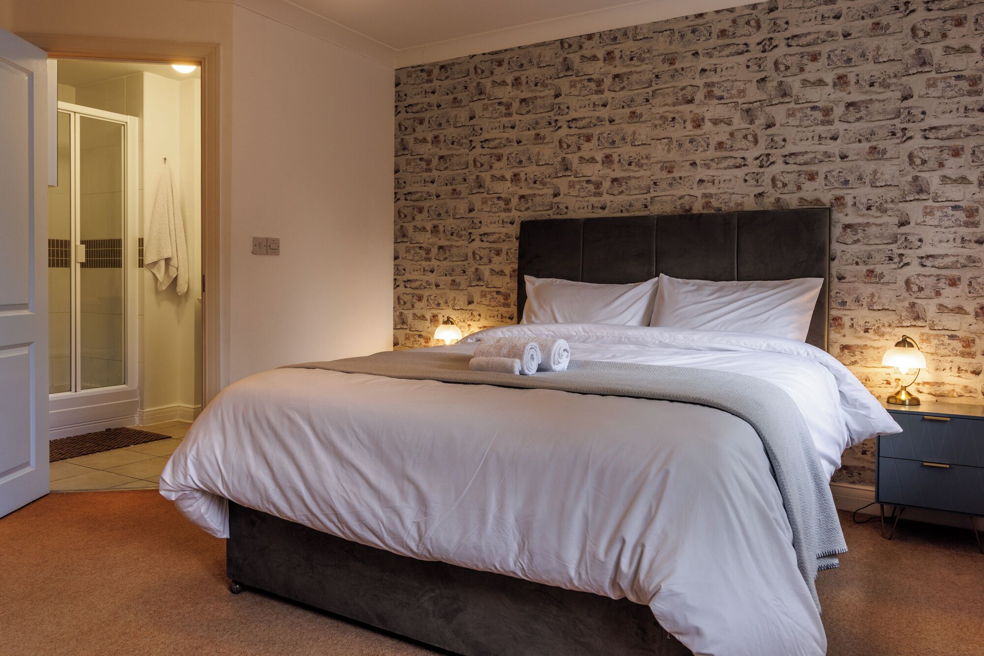 4 makuuhuonetta, työpöytä, silitysrauta/-lauta, ilmainen Wi-Fi