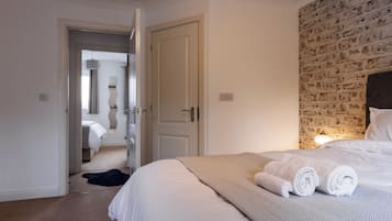 4 bedrooms, desk, iron/ironing board, free WiFi