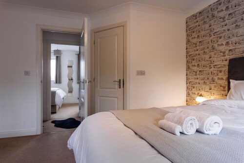 Comfortable 4-bedroom home Aylesbury / park view / pet friendly / car port