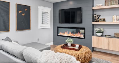 Upscale Duluth Suite / 15 minute drive to Canal Park / Easy Parking / Quiet Area