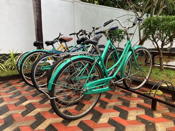 Un aparcamiento para bicicletas con varias bicicletas estacionadas.