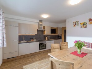 Fridge, stovetop, dishwasher, coffee/tea maker - Newly built in 2020, modern furnishings, quiet location, 2 bathrooms, sauna (Ramsau im Zillertal)