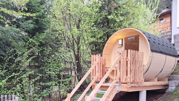 A wooden structure with a ramp and a small platform, surrounded by trees and a wooden fence. - Newly built in 2020, modern furnishings, quiet location, 2 bathrooms, sauna (Ramsau im Zillertal)