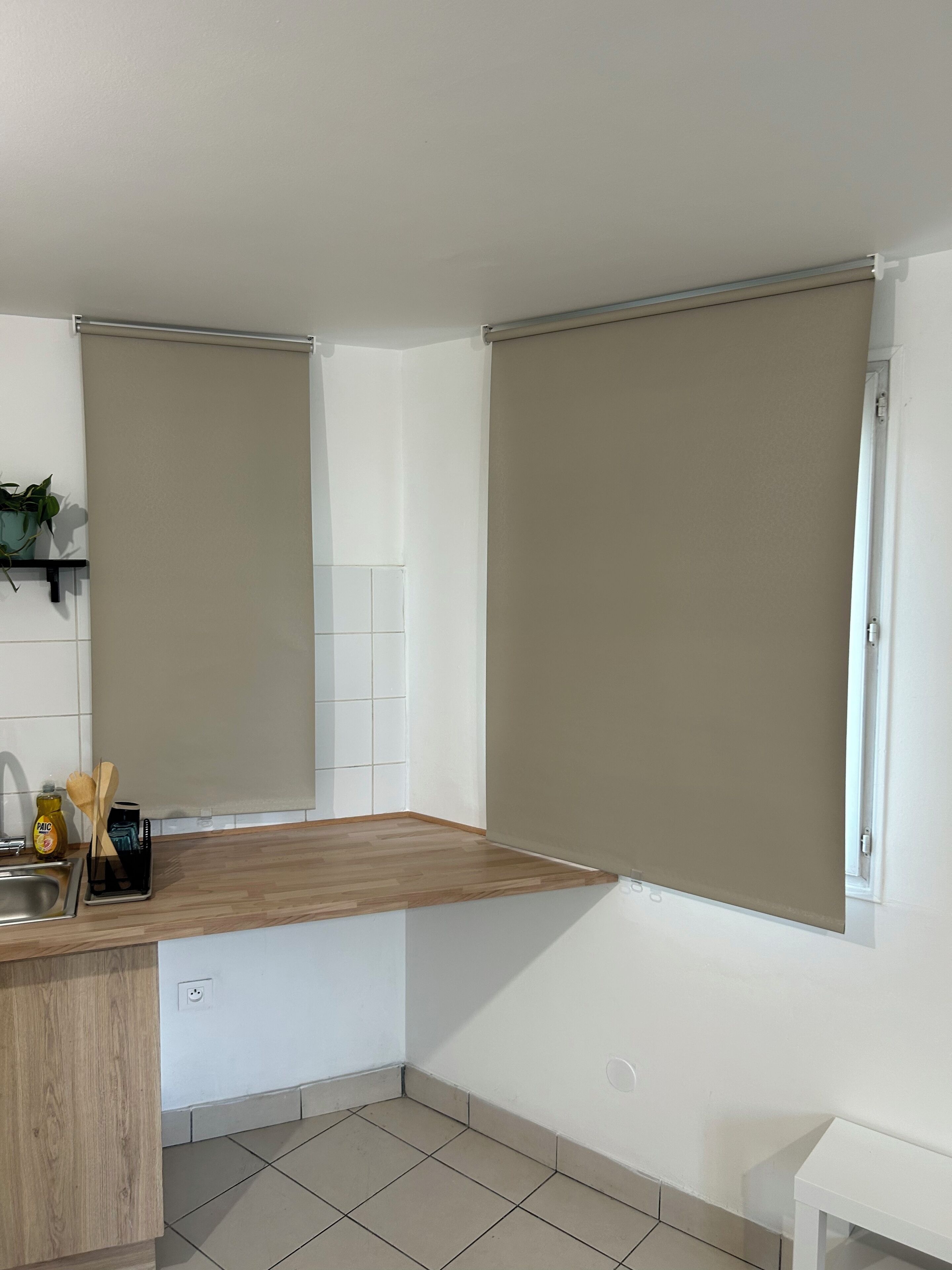 Réfrigérateur, micro-ondes, plaque de cuisson, cafetière/bouilloire