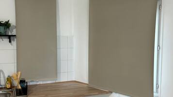 Réfrigérateur, micro-ondes, plaque de cuisson, cafetière/bouilloire