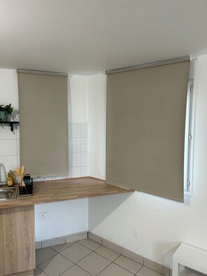 Fridge, microwave, stovetop, coffee/tea maker - Logement Bien Situé Avec Jardin et Terrasse Dans le Calme (Sarcelles)