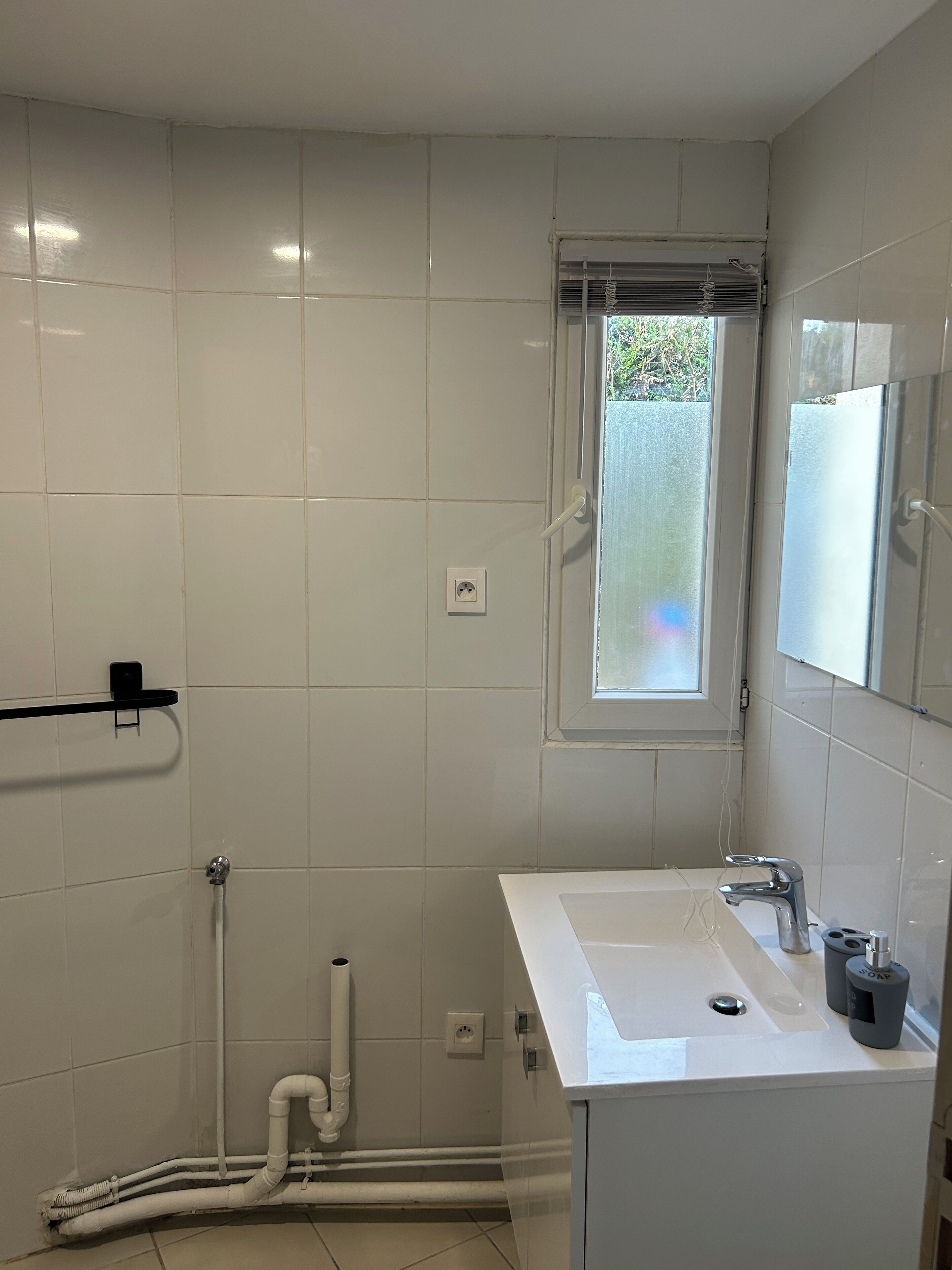 Serviettes fournies, savon, shampoing, papier toilette