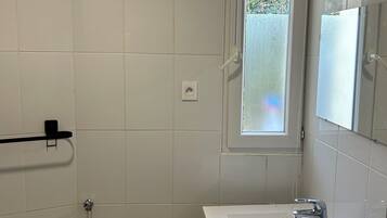 Serviettes fournies, savon, shampoing, papier toilette