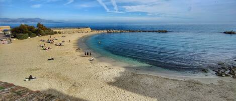 Beach nearby, sun-loungers, beach towels