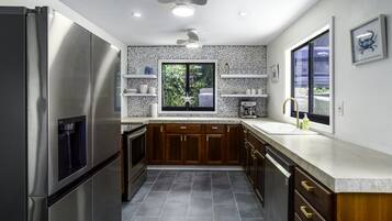 Réfrigérateur, micro-ondes, four, lave-vaisselle