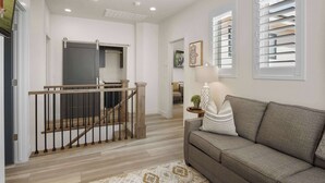 وحدة سكنية متصلة - عدة أسرّة - برواق - منظر للجبل (The Ranch House) | منطقة المعيشة | تلفزيون بشاشة مسطحة بحجم 50-بوصة يعرض قنوات تلفزيونية رقمية