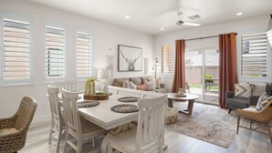 وحدة سكنية متصلة - عدة أسرّة - برواق - منظر للجبل (The Ranch House) | منطقة المعيشة | تلفزيون بشاشة مسطحة بحجم 50-بوصة يعرض قنوات تلفزيونية رقمية