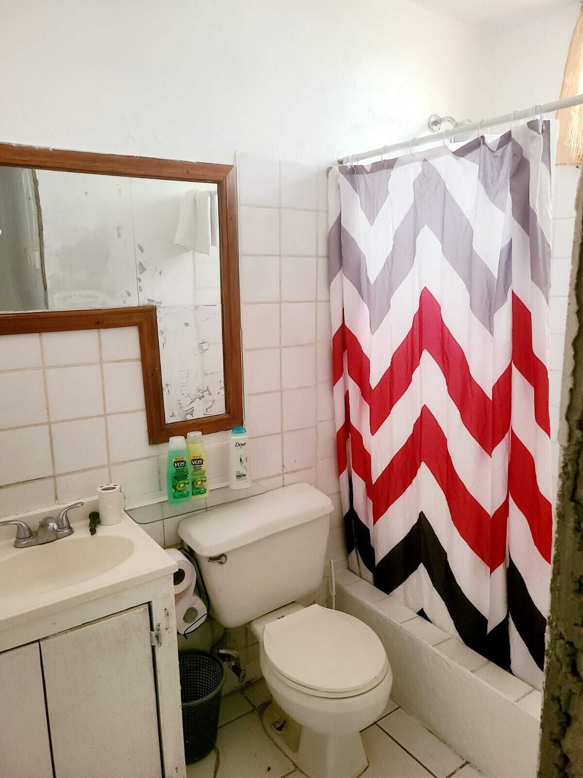 Serviettes fournies, savon, papier toilette