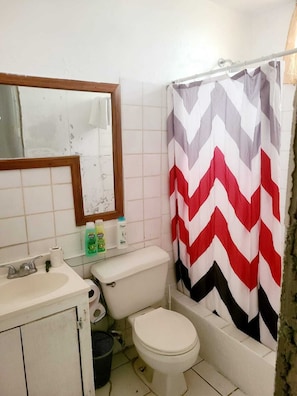 Serviettes fournies, savon, papier toilette