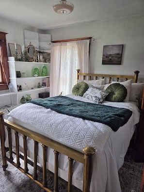 4 bedrooms, desk, iron/ironing board, travel cot