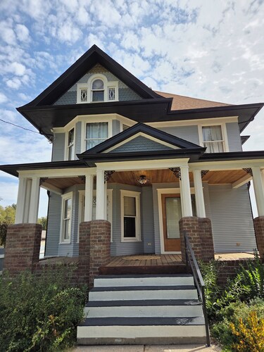 Gorgeous 1908 Estate on 1 acre of land. 6 blocks from Grinnell College.