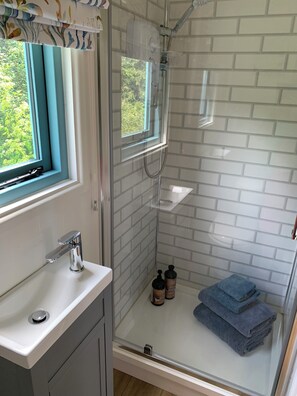Superior Double Room, Non Smoking, Garden View | Bathroom | Shower, hair dryer, towels, soap - St. Kew Shepherd Huts (Wadebridge)