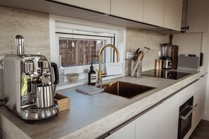 Kühlschrank, Mikrowelle, Ofen, Herdplatte